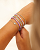 mix van zilveren armbanden met gekleurde armbanden