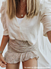 Influencer lotte draagt letter ketting om hals