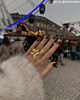 Influencer draagt gouden ringen