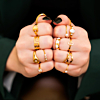 mix van gouden ringen om vingers vrouw