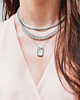 Mooie trendy kettingen om de hals van het model in het zilver