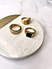 Trendy chunky ringen op een marmeren achtergrond