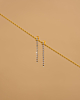 shiny tennis earrings op beige achtergrond