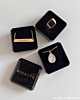 Influencer met gouden sieraden