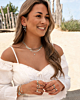 Model draagt zilveren sieraden look