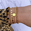 Trendy armcandy om pols bij vrouw