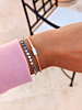 Model draagt zilveren armbanden set