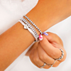 Model draagt zilveren armbandenmix