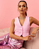 Model draagt look van zilveren sieraden