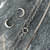 Mooie zilveren sieraden op een stenen achtergrond