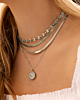 Zilveren necklaceparty bij model