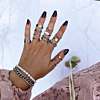 Ringen om de hand van het model voor een mooie look