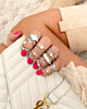Model draagt zilveren maze ring