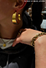 Influencer draagt gouden chunky armband