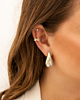 Model draagt zilveren ear cuff chains