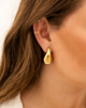Model draagt dubbele ear cuff goud