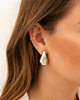 Model draagt zilveren ear cuff vintage flowers