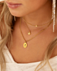 mix van gouden sieraden om hals