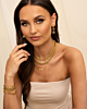 Model met mix van gouden sieraden 