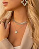 zilveren ketting met bloemtjes om hals model