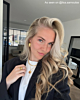model met initial ketting van Finaste 