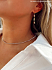 Influencer draagt gouden drops earring