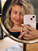 Influencer met parelsieraden