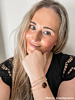 Influencer met DRKS armbandje
