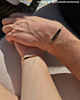 Influencer met graveerbare armbanden