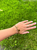 Influencer draagt gouden ring met steentjes 