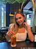 influencer draagt een gouden bedelketting