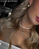 influencer met Finaste clover ketting. 
