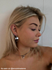Influencer met zilveren sieraden