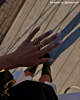 Influencer met gouden ringen van finaste