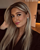 Influencer draagt glam tennis oorbellen