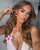 Influencer met gouden oorbel