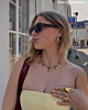 Model draagt zeester gouden ring.