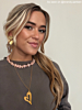 influencer draagt gouden statement ketting met hart