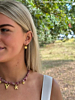 Influencer draagt gouden oorbellen met hartje