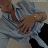gouden initial armband met blauwe blouse