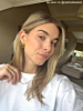 Influencer met gouden zon oorbellen