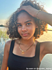 Influencer met hartjes sieraden