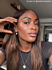 Influencer draagt gouden hartjes ketting