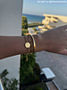 Influencer met gouden armband graveerbaar