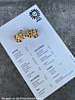 Influencer met gouden strik oorbellen