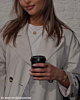 influencer met initial ketting van Finaste