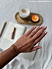 Influencer draagt goud armbandje