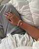 Influencer met parel armparty