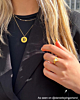 influencer met initial ketting 