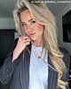 Influencer met gouden sieraden